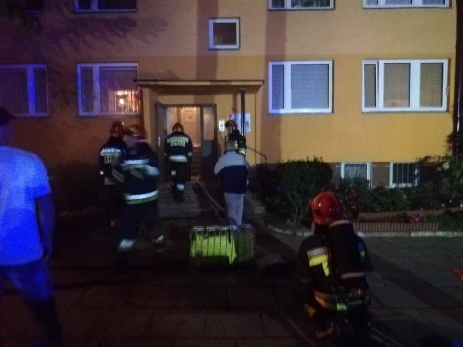 [AKTUALIZACJA] Dym z piwnicy w bloku przy Leszka Czarnego 17. Zapaliły się grzyby