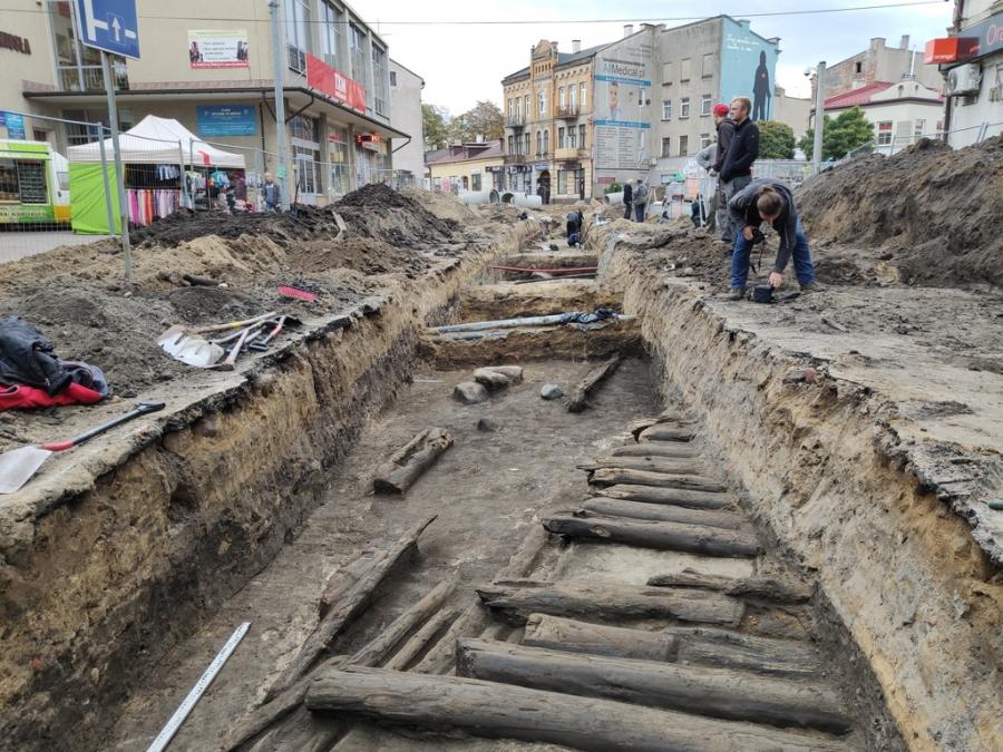 [REMONT REYMONTA] Archeolodzy na placu budowy nowej odkryli starą drogę