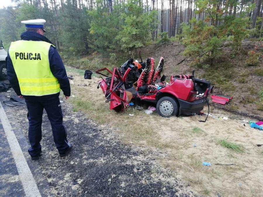 Kierowca busa zjechał na lewy pas, gdzie zderzył się z fiatem. Zginęły cztery osoby