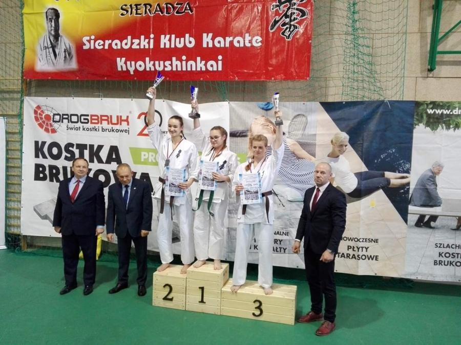 Weronika Mazur z AKK Radomsko na najwyższym stopniu podium