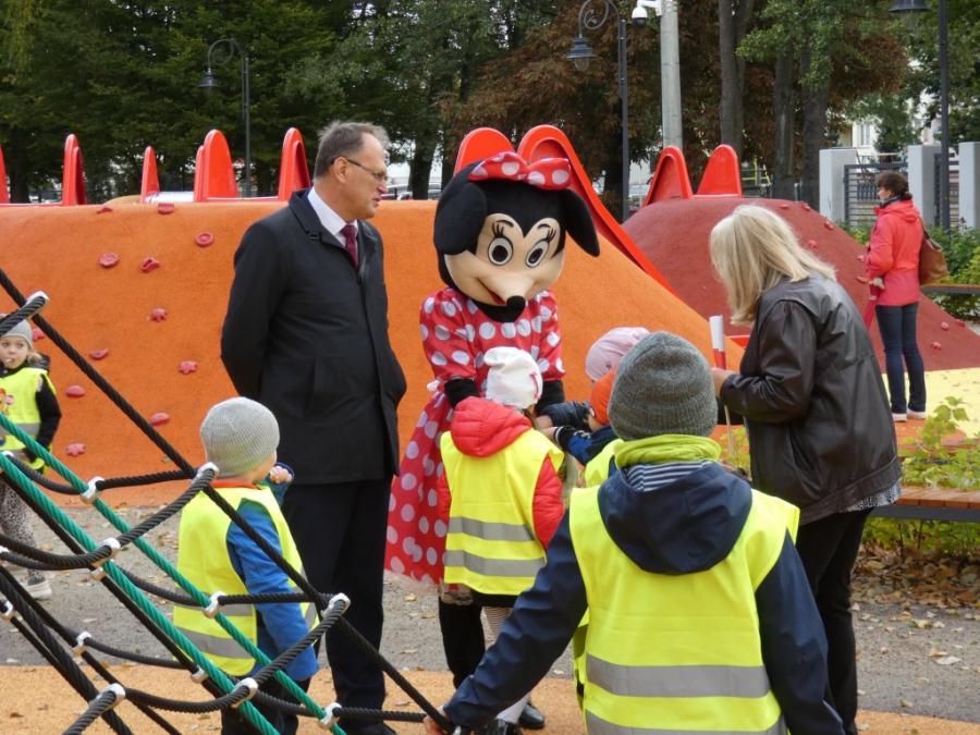 [FILM, ZDJĘCIA] Druga część parku po rewitalizacji otwarta. Jest fontanna i plac zabaw