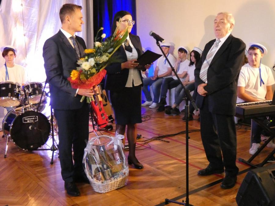 [ZDJĘCIA] Dzień Edukacji Narodowej w Elektryku. Pożegnanie naczelnika Szymczaka