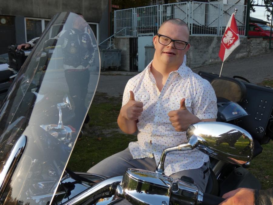 [FILM] Kilka tysięcy kartek, prezenty i tort. Krzysztof Greniuk ma dzisiaj 18. urodziny