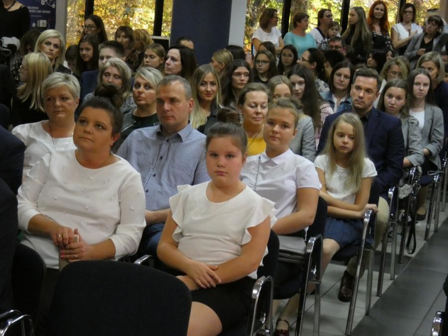 [ZDJĘCIA] Stypendia prezydenta dla najzdolniejszych wręczane w MBP