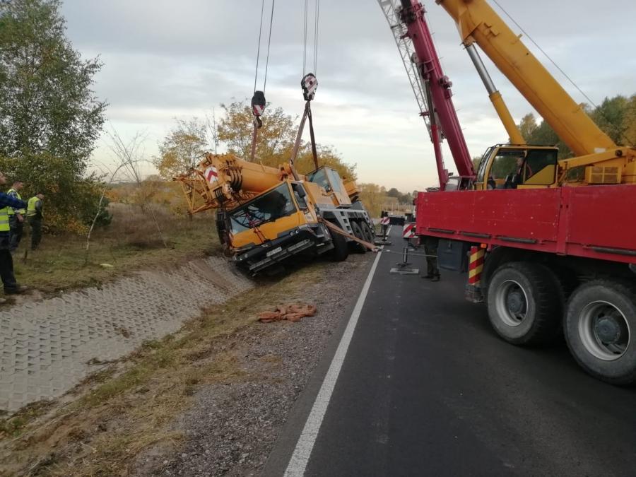Droga na Bełchatów zablokowana. W Gałkowicach przewrócił się 50-tonowy dźwig