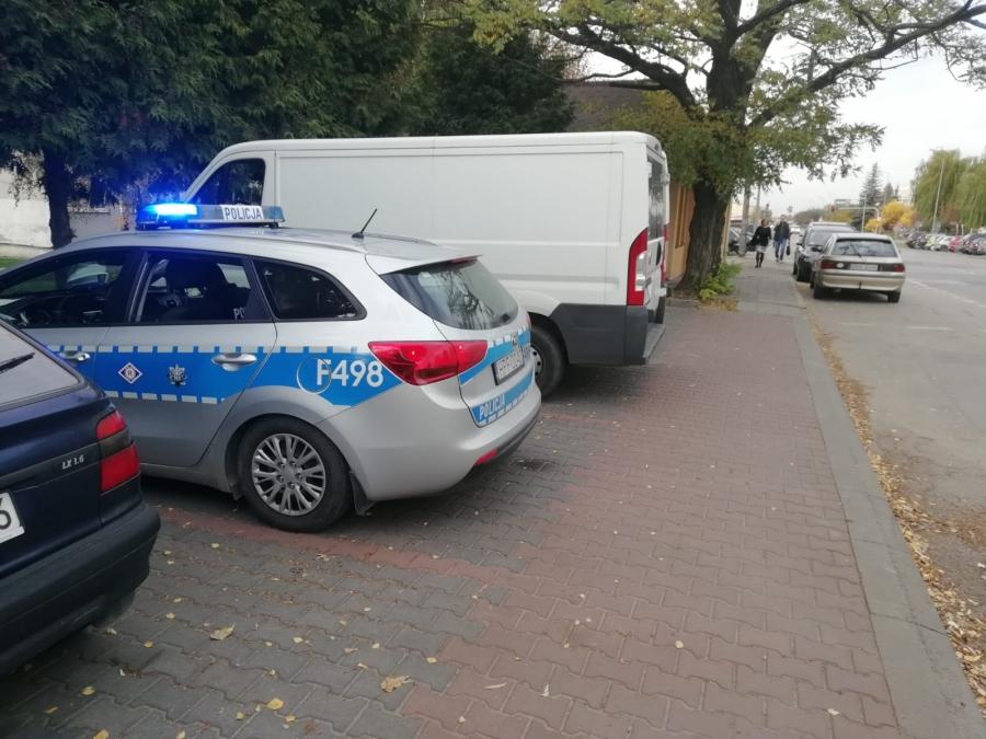 Próbował zaparkować. Po pijaku. Nie udało się. Miał ponad 2,4 promila