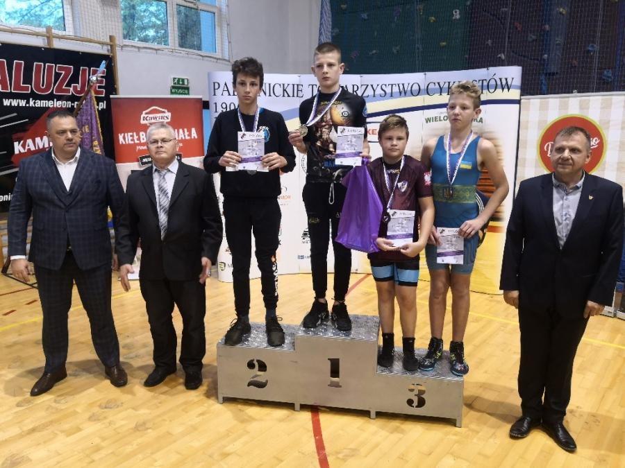 Srebrny medal Maksymiliana Zakrzewskiego na zawodach zapaśniczych w Pabianicach