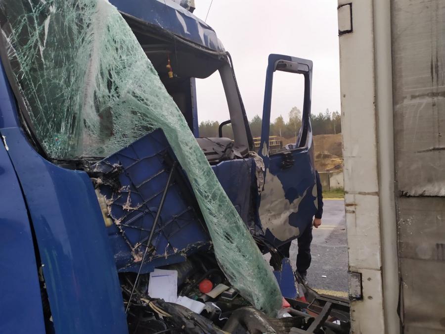 Jechał zbyt blisko. Ten przed nim nacisnął na hamulec. On nie zdążył