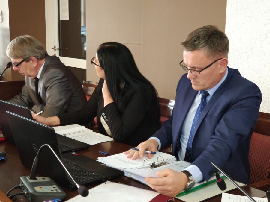 Sesja w powiecie: radni do ministrów edukacji i finansów - dołóżcie na oświatę