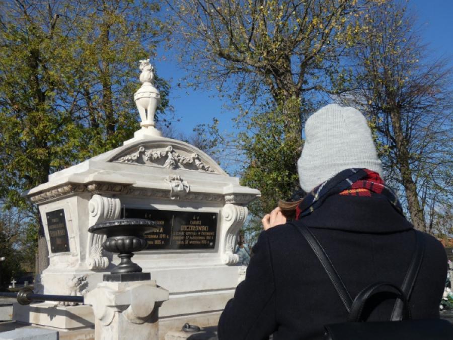Kwesta na radomszczańskich cmentarzach: kogo spotkacie z puszkami?