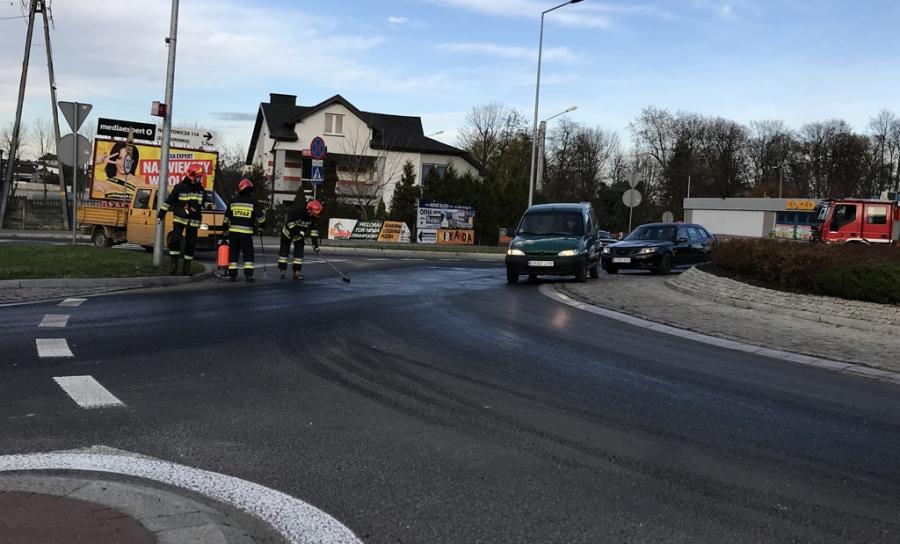Utrudnienia na rondzie przy Targowej. Strażacy usuwali plamę oleju