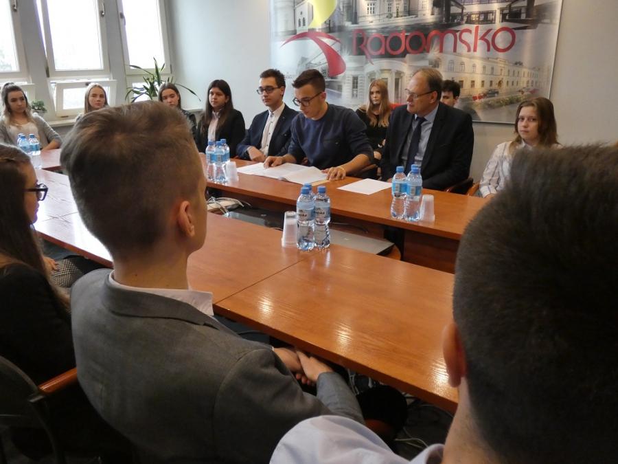 [AKTUALIZACJA] Pierwsza sesja Młodzieżowej Rady Miasta. Roch przewodniczącym