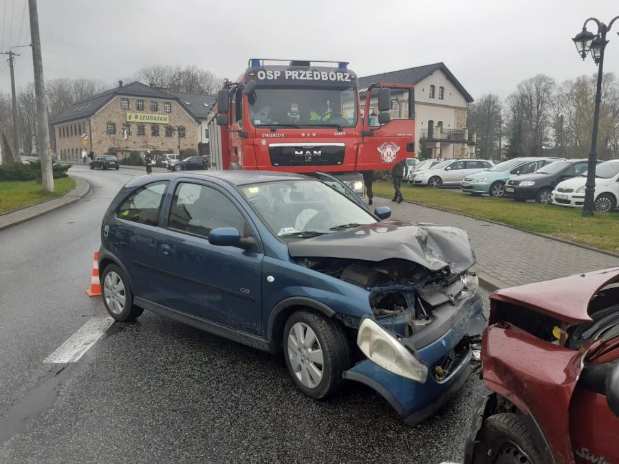 Kolizja w Przedborzu. 27-latek zjechał na przeciwny pas