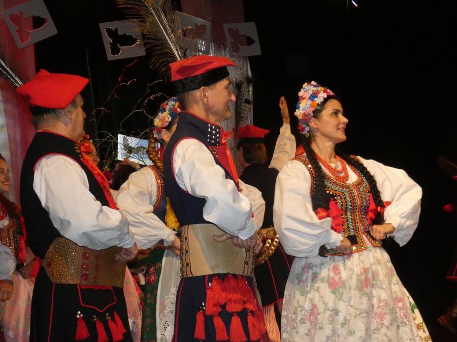 Krakowiacy tańczyli w domu kultury. Z okazji Dnia Niepodległości