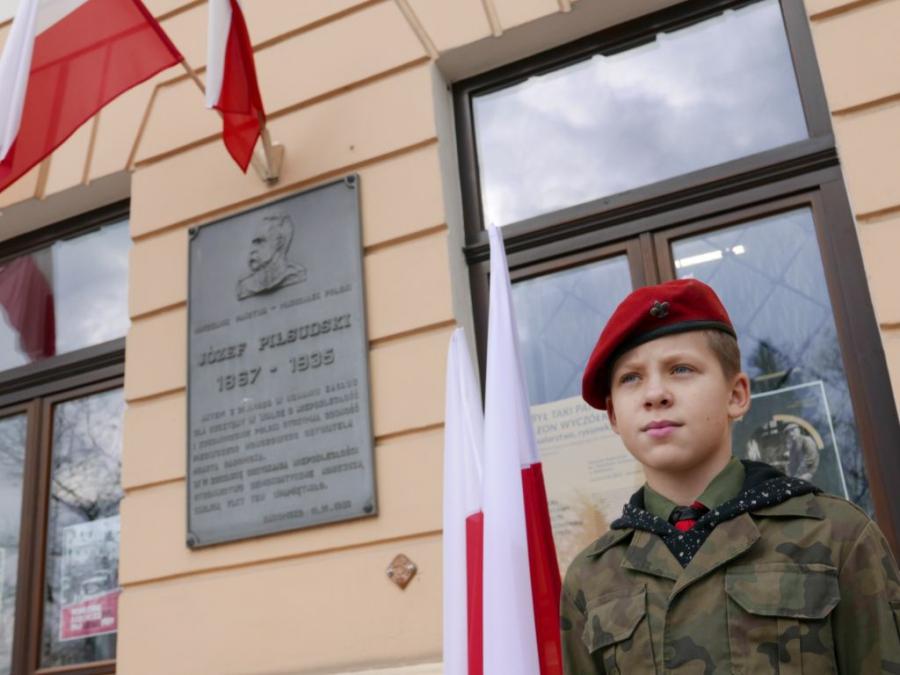 [ZDJĘCIA] 11 Listopada: złożono kwiaty pod tablicą marszałka Józefa Piłsudskiego
