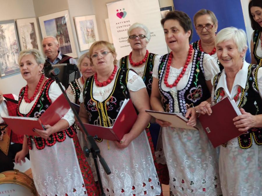 [ZDJĘCIA] W galerii muzeum seniorzy zaczarowują listopad dźwiękiem