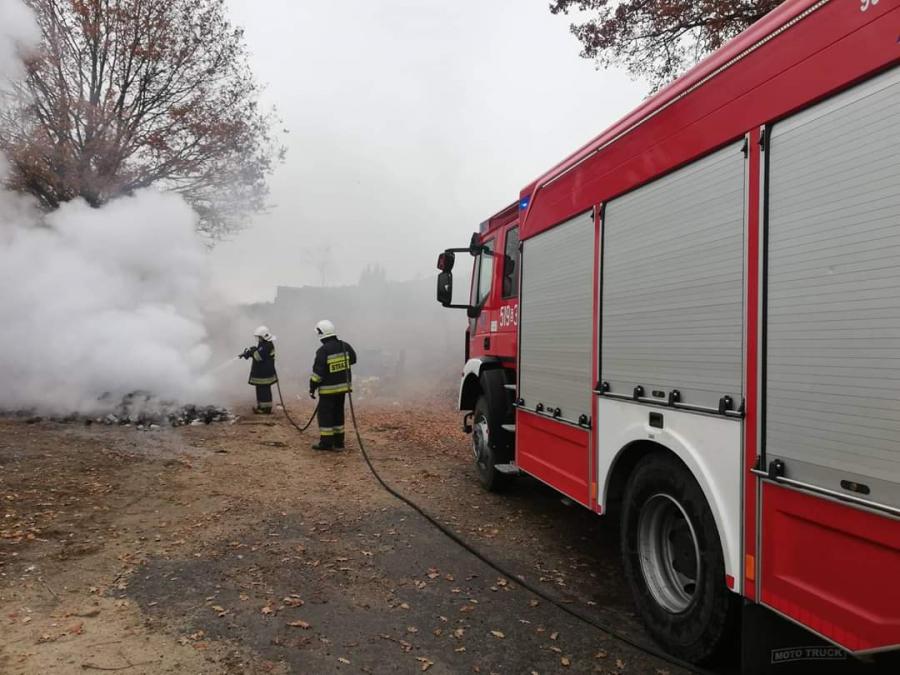Pożar śmieci na cmentarzu w Niedośpielinie
