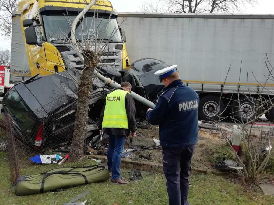 65-letni mieszkaniec powiatu radomszczańskiego zginał pod kołami TIR-a