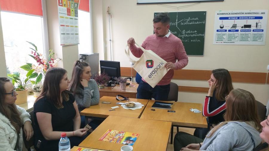 Handlowcy z Ekonomika szkoleni przez specjalistę z branży reklamowej