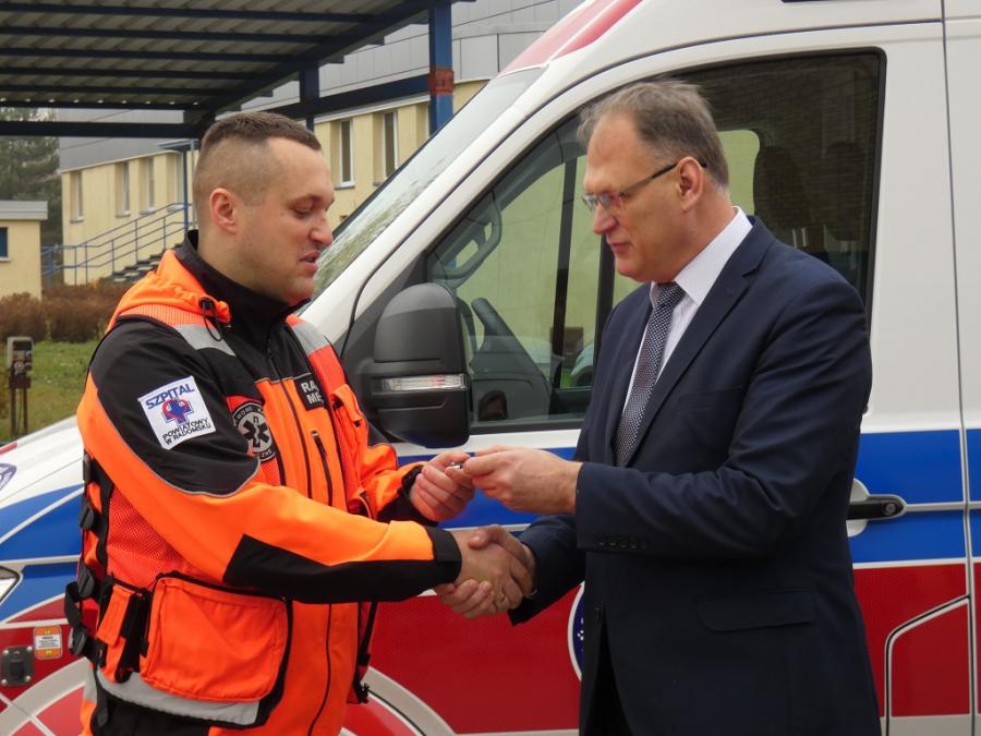 Prezydent przekazał kluczyki do nowej karetki. Ratownicy jej potrzebują