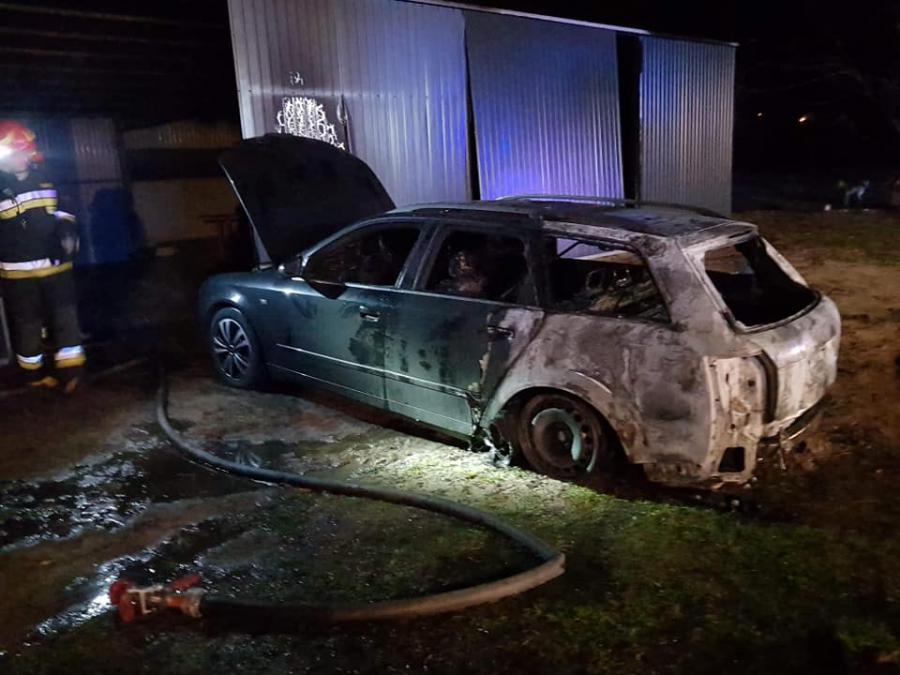 Spłonęło audi. Przyczyna pożaru: zwarcie