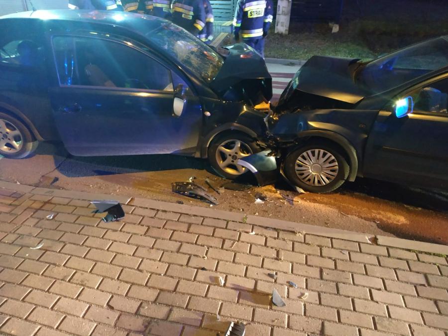 Kobieta kierująca oplem najprawdopodobniej zasnęła za kierownicą