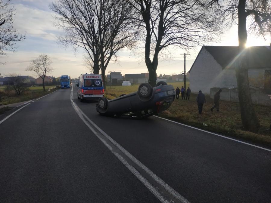 Volvo na dachu, 19-latka w szpitalu. Skończyło się mandatem
