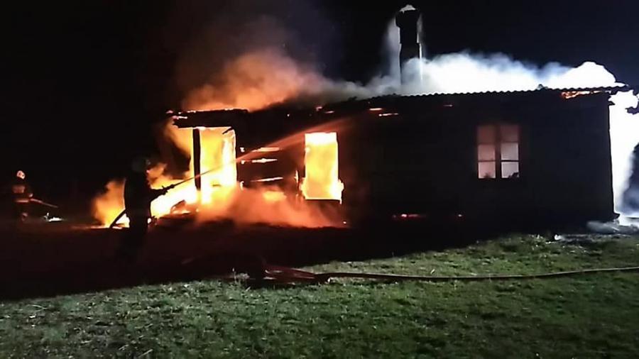 Pożar pustostanu w Wielgomłynach. Kolejne podpalenie?