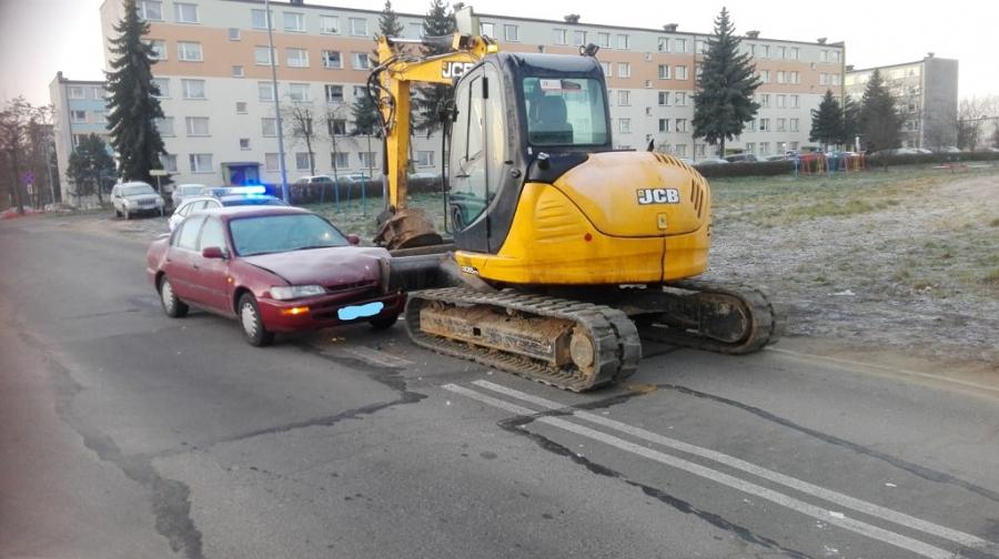 Kolizja na ul. Łokietka. 73-latek wjechał w koparko-ładowarkę