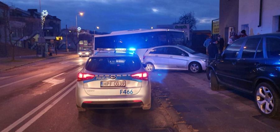 Kolizja na Piastowskiej. Kierująca mercedesem skręcała w lewo z pasa na wprost