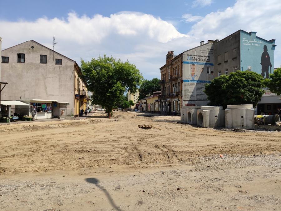 UM: miały być wycięte. Będą wiśnie w donicach i ławki
