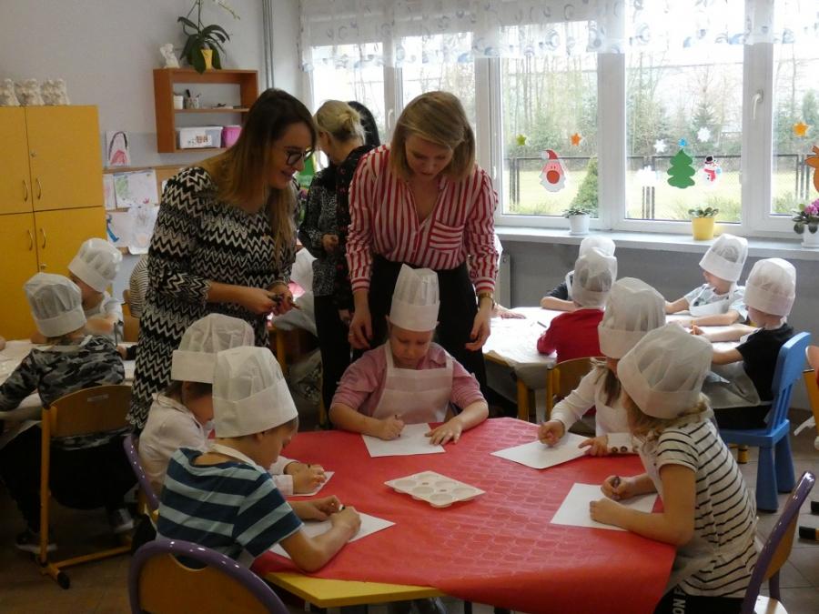 W Trójce dzieci ozdabiają pierniki z Jagodową Babeczką