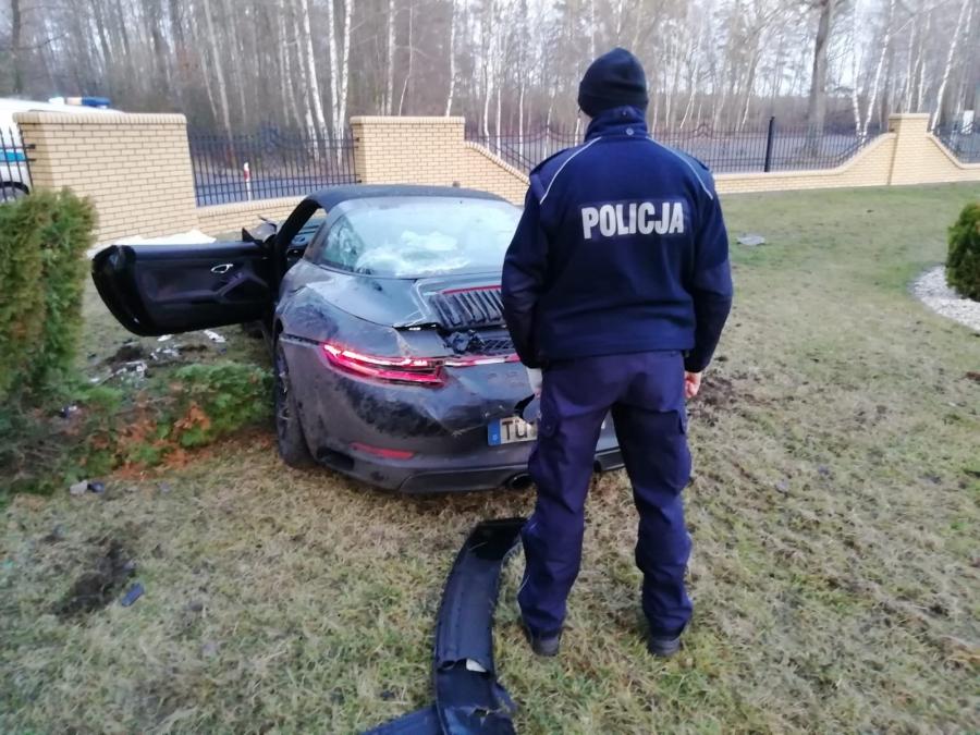 Policyjny pościg za kierowcą skradzionego porsche. Złodziej wciąż na wolności