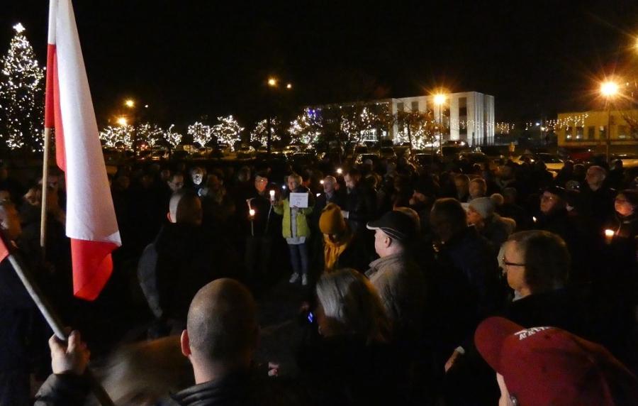 Rząd podpalił dom i krzyczy że trzeba gasić pożar. Manifestacja w obronie sądów