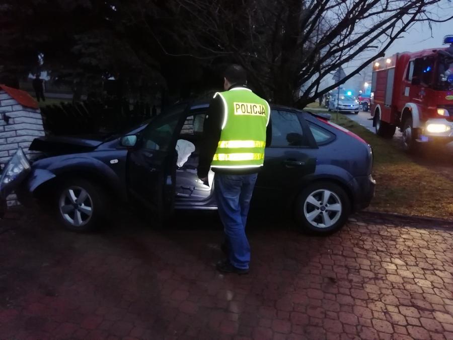[ZDJĘCIA] Czterech młodych mężczyzn w szpitalu. Ford uderzył w ogrodzenie