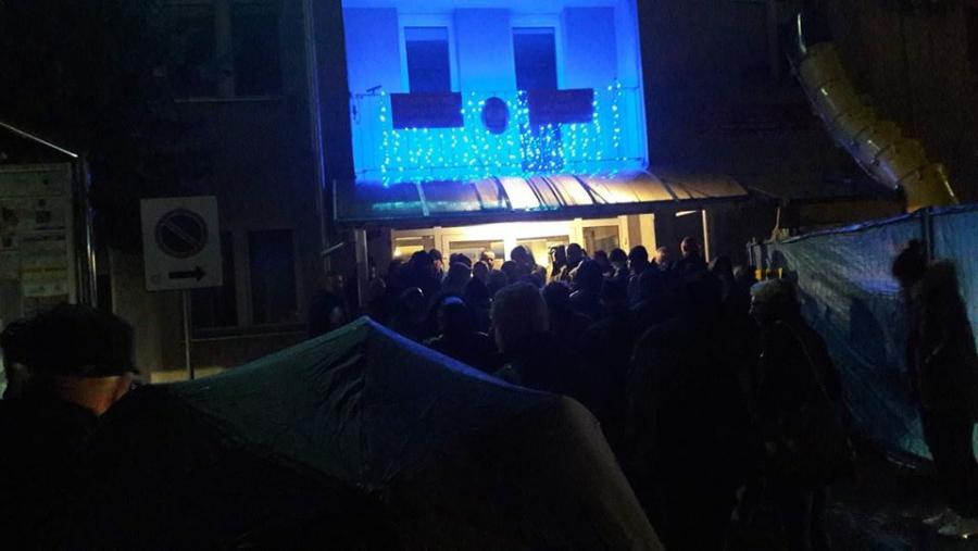 Ludzie mokną w deszczu na godzinę przed otwarciem starostwa