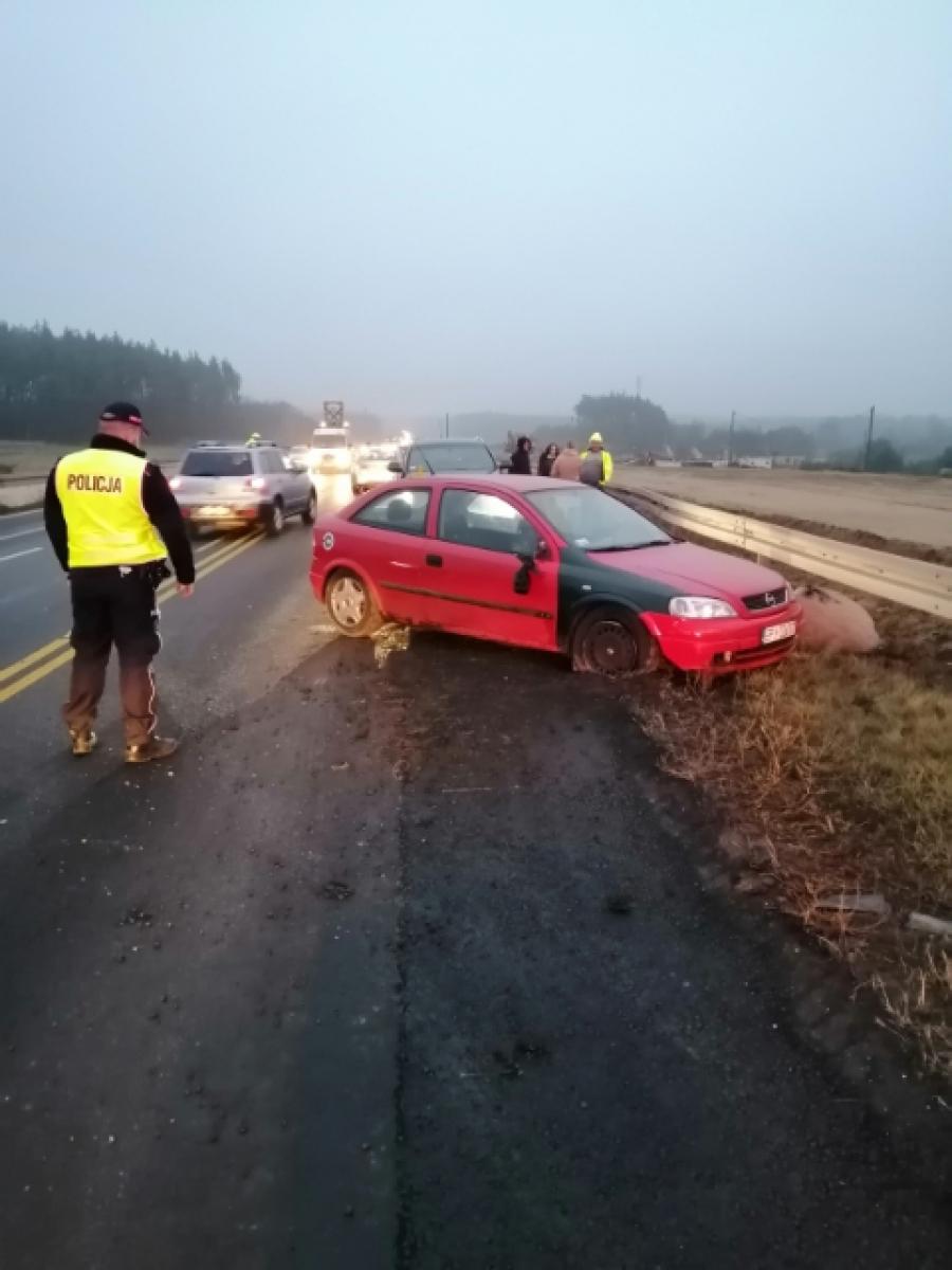 Kierowca opla jechał za szybko. Uderzył w barier