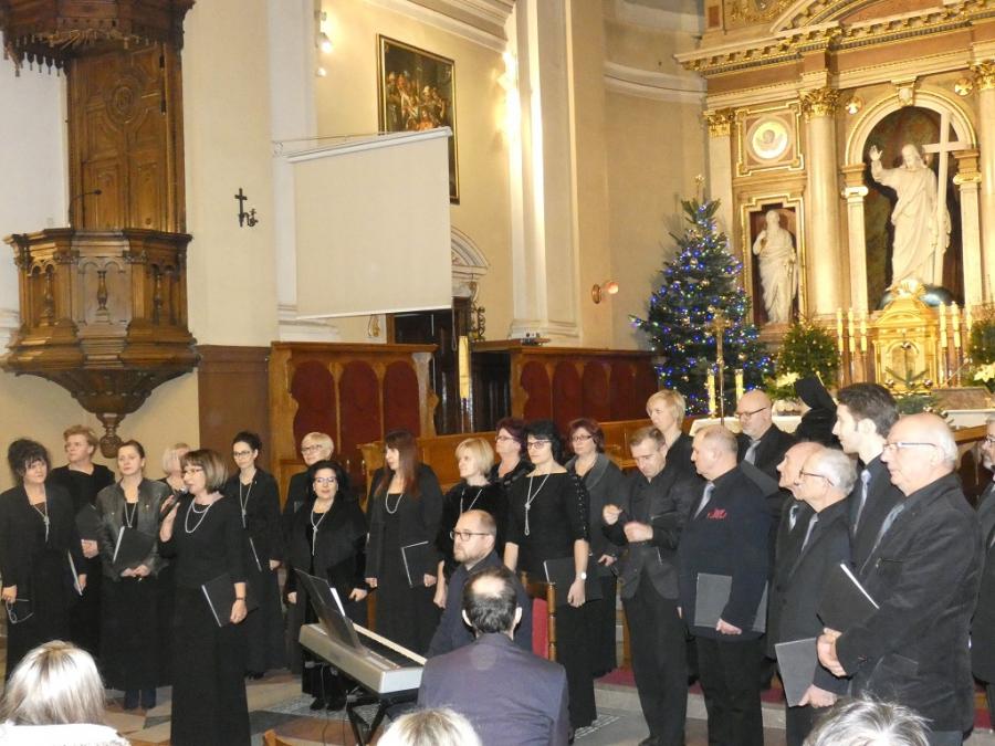 Koncert kolęd w wykonaniu Moniuszkowców w kolegiacie