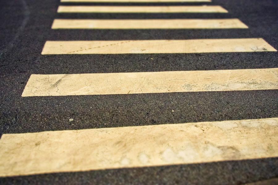 Policja poszukuje ciemnoniebieskiego lub granatowego auta, które potrąciło kobietę