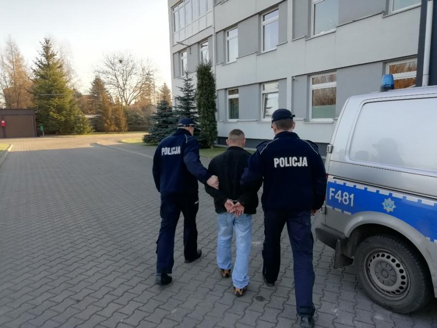 Pobili 28-latka na stacji paliw w Pławnie. Grozi im do 3 lat więzienia