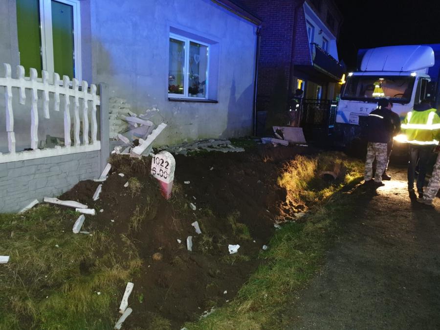 Najpierw w samochód, potem w ogrodzenie. Kolizja w Woli Jedlińskiej