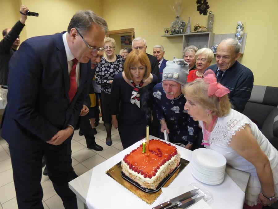 Klub Seniora w Radomsku skończył roczek. Był tort i prezenty
