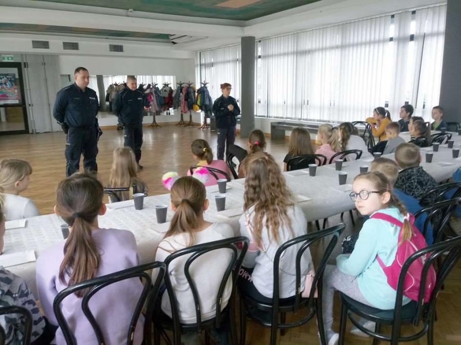 Ferie w Miejskim Domu Kultury. Na początek spotkanie z policjantami