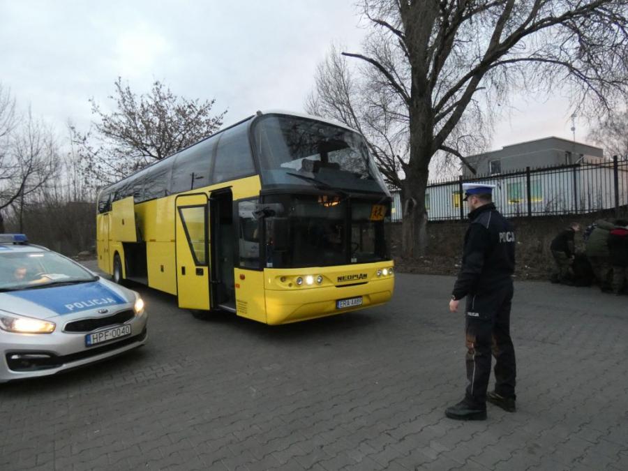 Czas ferii. Dokładna kontrola autokaru i jego kierowcy