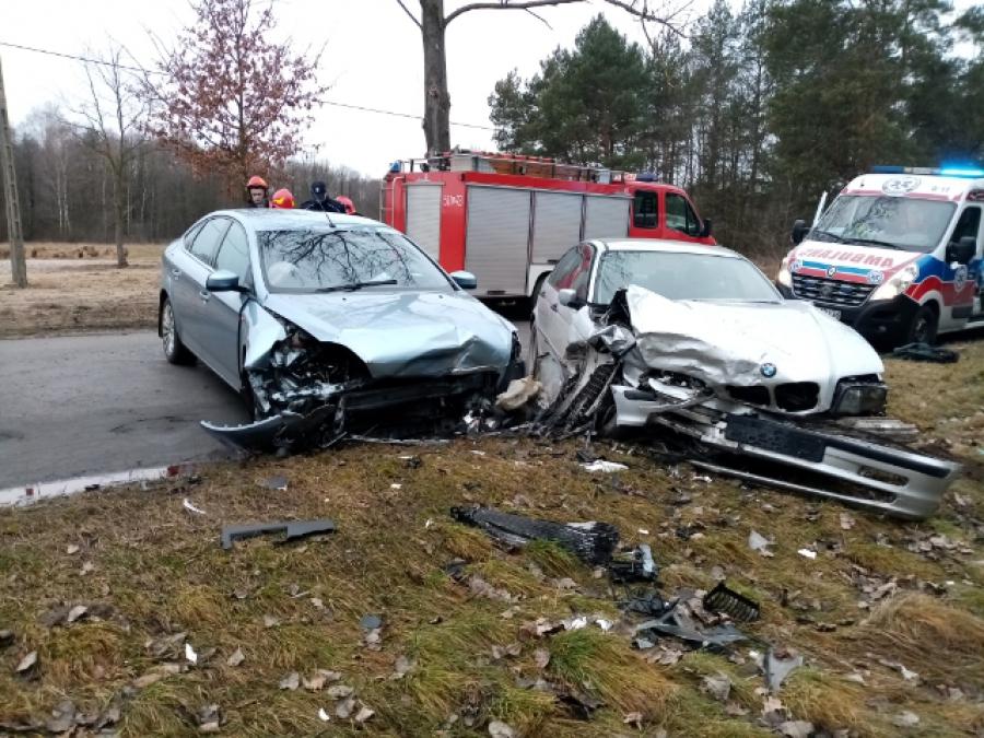 [ZDJĘCIA] Zderzenie forda z BMW w miejscowości Krery w gm. Masłowice