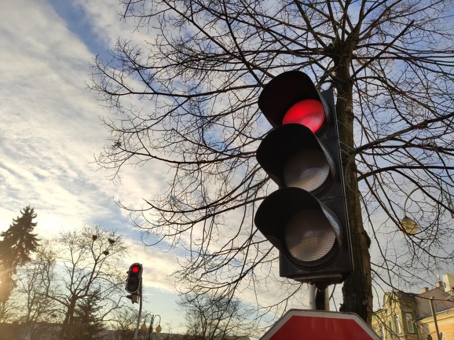 41-letnia kobieta wjechała na czerwonym. Doprowadziła do zderzenia