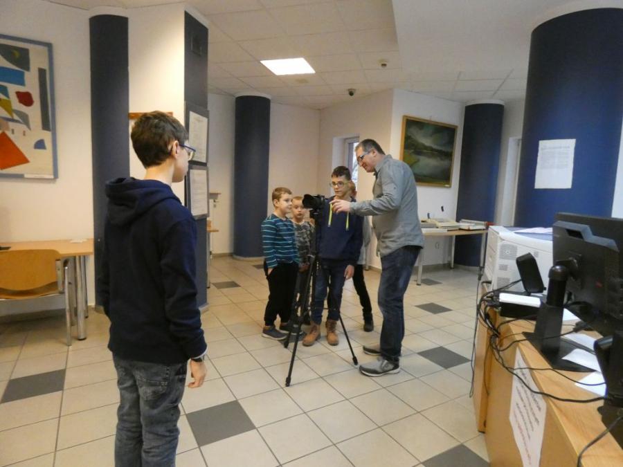 [FERIE W MIEŚCIE] W miejskiej bibliotece dzieci poznawały tajniki fotografii