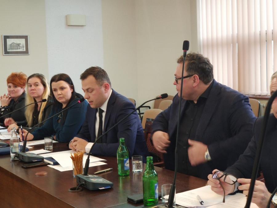 Powiatowi radni PiS: pokażcie jak szkoły wydają pieniądze. Sprawdzimy czy dobrze