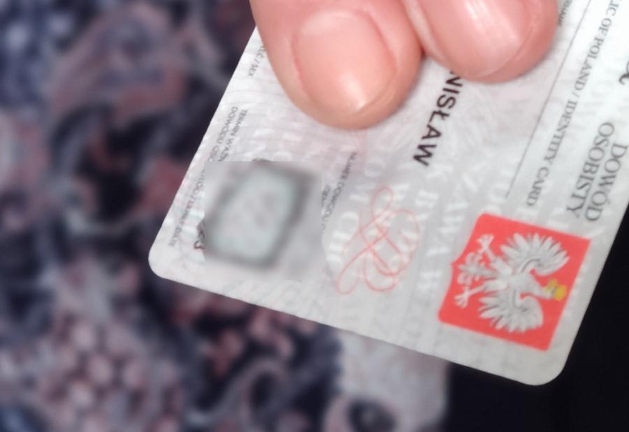 Pokazał w urzędzie nieważny dowód. W jednym pokoju załatwił sprawę, w drugim nie