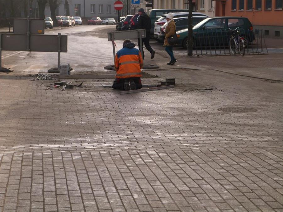 - Poprawili a wyszło gorzej niż przed poprawką. Woda nie spływa do studzienek